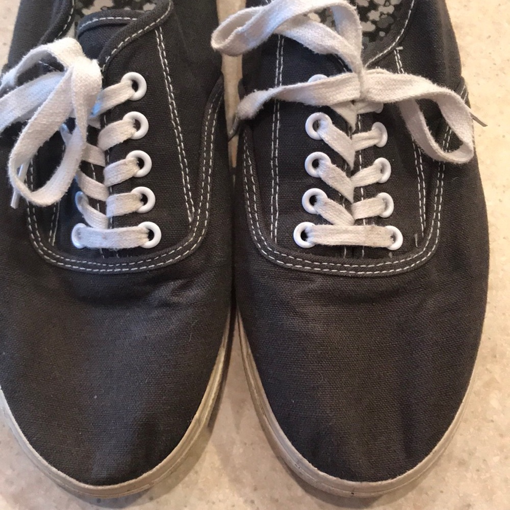 Grey sneakers classic styling size 9